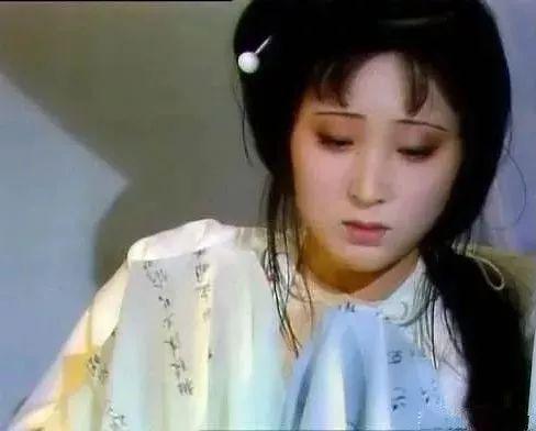 而这个在艺术界常被用以传情的信物如今则成为了体现男士品味和情趣的配饰。