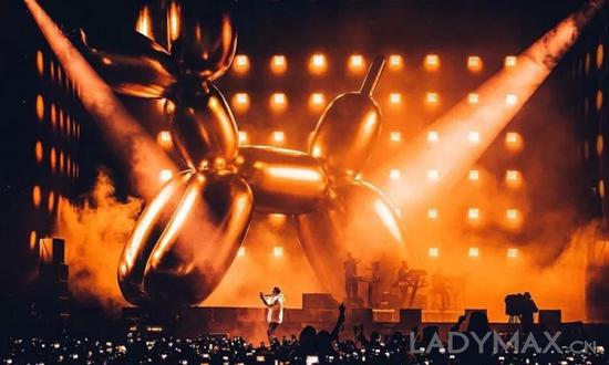 著名波普艺术家 Jeff Koons 最受欢迎的作品 “气球狗（Balloon Dog）” 与 Jay-Z 同台