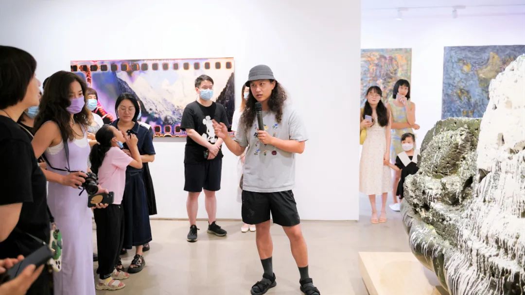 参展艺术家冯至炫为观众讲解作品