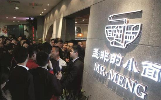 △ 2014 年孟非的小面南京河西万达店开业时的盛况 视觉中国供图
