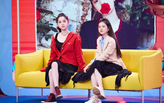 宋祖儿穿元气橙针织,表情搞怪与娜比同框