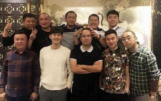 张翰、陈翔晒同学聚会合照,原来明星真的比同龄人显年轻
