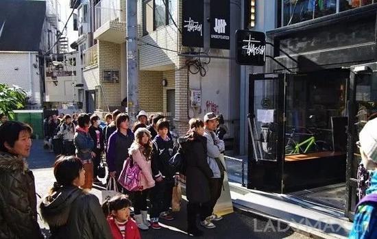 在日本原宿潮流教父藤原浩的引荐下,Stussy成功打入日本潮流圈