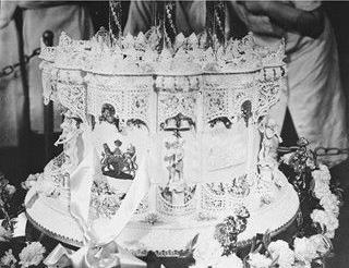 制作英女王结婚蛋糕 图片来源自Sarah Phang