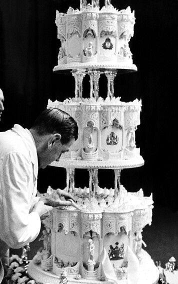 制作英女王结婚蛋糕 图片来源自Sarah Phang