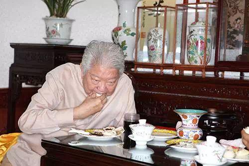 食神蔡澜品尝富华斋饽饽铺糕点