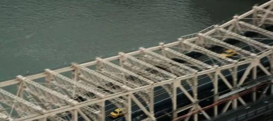 ↑ 《谍影重重3》中，杰森伯恩乘坐出租车穿过地狱门大桥