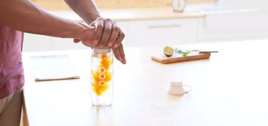 简单来说,Drinkfinity 就是一台简易版的胶囊水果气泡水机。