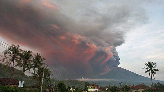 阿贡火山去年喷发时浓厚的火山灰