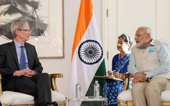 （苹果公司 CEO 蒂姆库克与印度总理莫迪，图源：Indianexpress）