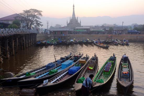 缅甸莱茵河，看着这座城市慢慢醒来。