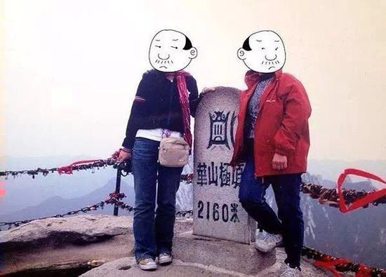 我妈非要登顶华山,还不坐缆车,可累死我了。