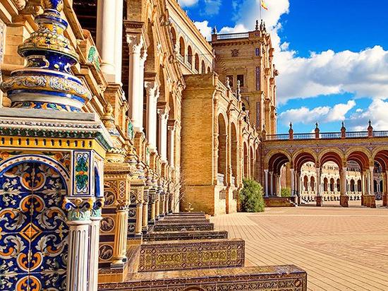 塞维利亚的一个广场 图片来源:danefromspain/iStock