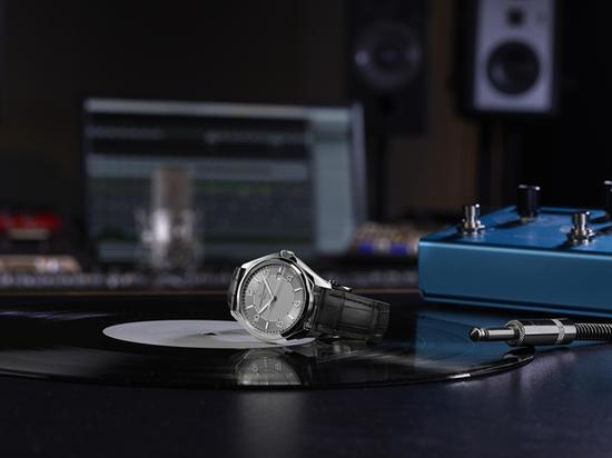 FIFTYSIX伍陆之型系列自动上链精钢腕表，售价9万，图片来源于江诗丹顿。