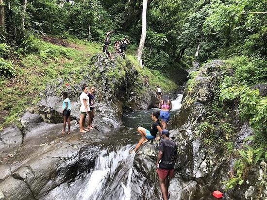 村落里的瓦伊塔瓦拉水滑梯Waitavala waterslide