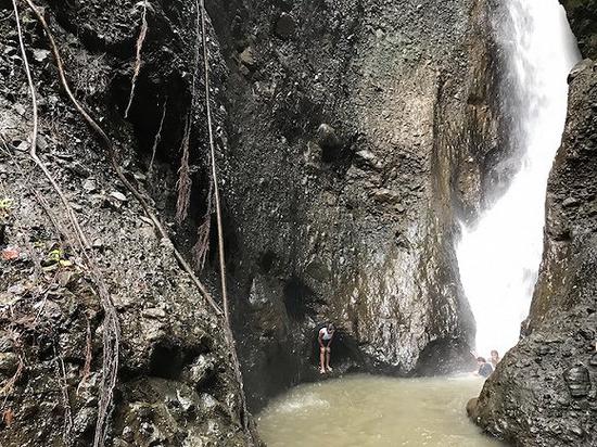 刚刚经历了一场暴雨,当地人依然不会错过跳入瀑布池塘