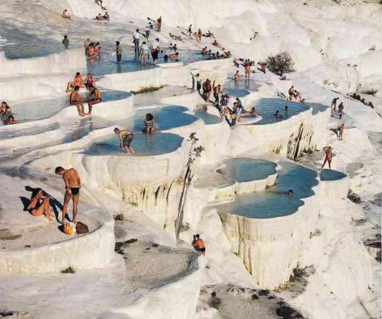 泡温泉 图片来源自Flavorwire