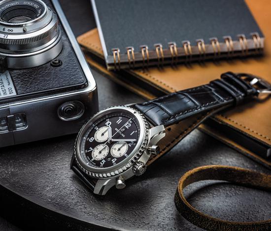 航空计时8 b01腕表(navitimer 8 b01)黑色表盘黑色鳄鱼皮针扣式表带,图片来源百年灵。