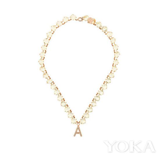 Ca&Lou 字母项链,¥ 1,724,图片来自Farfetch。