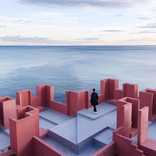 参观La Muralla Roja 图片来源自instagram.com