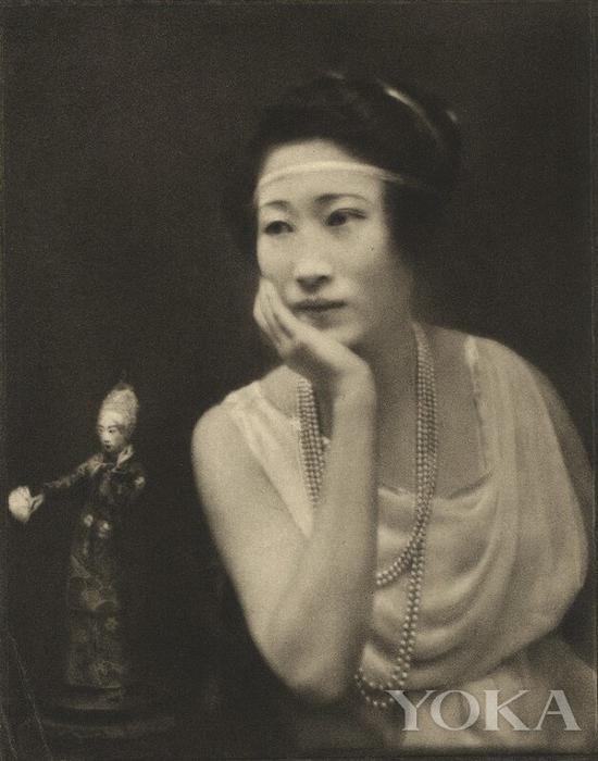 时尚Icon黄蕙兰,图片来自National Portrait Gallery。