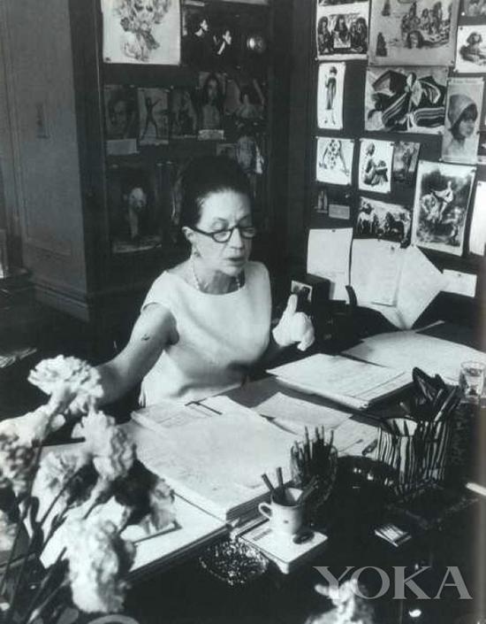 戴安娜·弗里兰在办公室,图片来自Diana Vreeland Legacy。