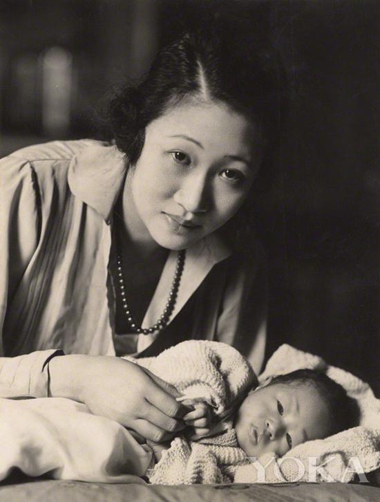 黄蕙兰和幼子，图片来自Wikimedia Commons。