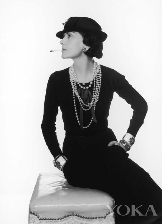coco chanel佩戴珍珠项链,图影片来源于pinterest.