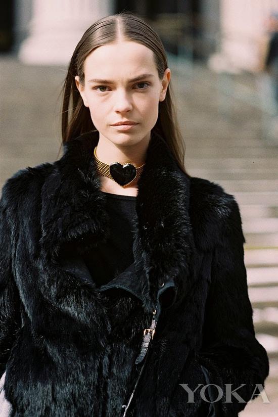 爱心choker,图片来自Vanessa Jackman。