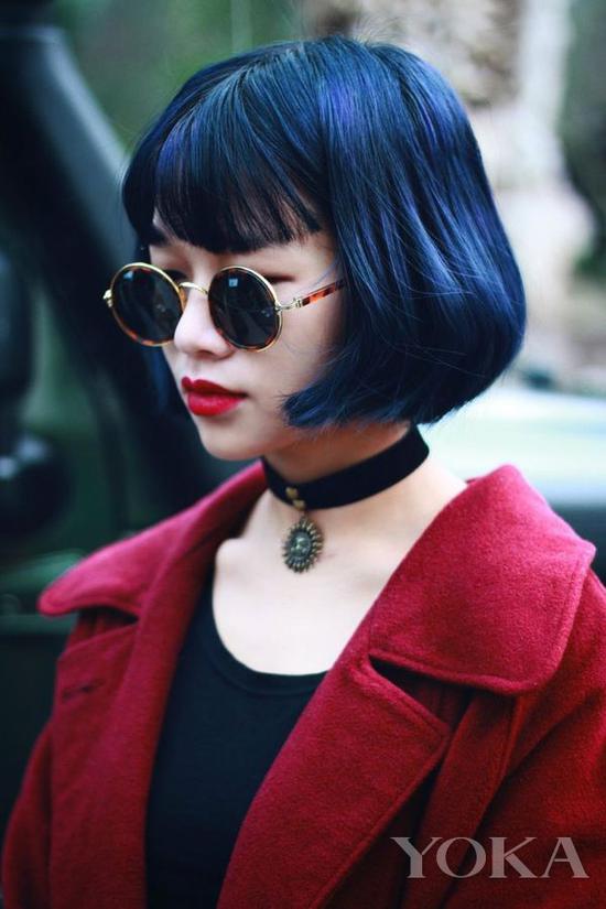 Lobo头搭配丝绒choker项链,图片来自Pinterest。
