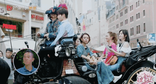 她们一起坐着马车在布鲁塞尔街头游览，悠哉悠哉像四位公主出巡。