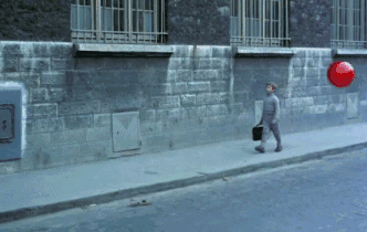 路过的那对相拥的情侣，来自1967年的法语电影《瑟堡的雨伞》（Les parapluies de Cherbourg）：