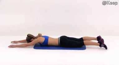 动作12/ 坐在垫子上，膝盖曲起，上身挺直向后与大腿呈90度，曲臂左右摆动腰部。
