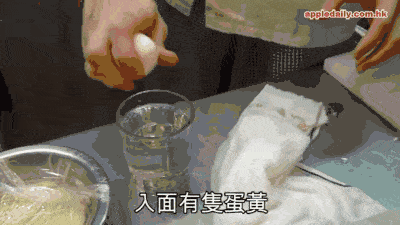 滚水蛋,在一杯沸水中加入适量糖,敲入一只鸡蛋,饮用时用勺子搅拌。未搅拌前,因水中的蛋黄像头,蛋白像袈裟,故又称“和尚跳海”。