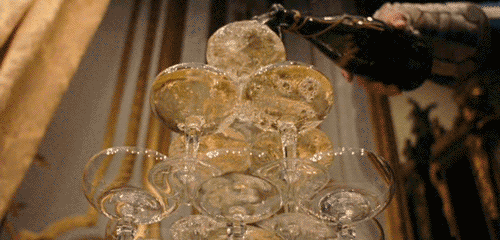 在电影《了不起的盖茨比》中，小李子还用这样一杯香槟，凹了一个经典造型。