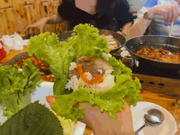 可以用生菜、紫苏叶、豆皮来包饭 | 拍摄 矜持