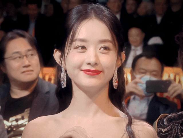 不得不说皮肤状态真的太好了,完全扛住了摄像机的怼脸! !