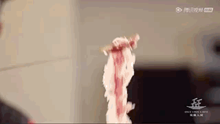 △西班牙的火腿则是毫无疑问的主角,“现切现吃”有一整套完整仪式