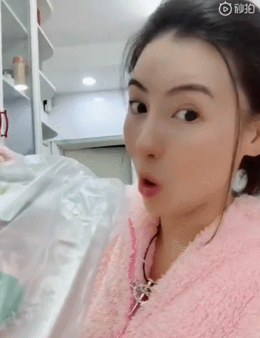 最近爱上了各种表情包,这大概是20岁少女吧?