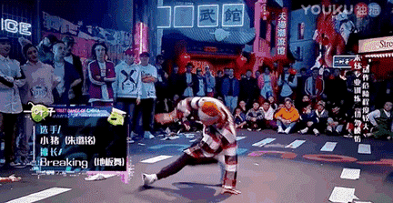 造型宽松,比较街头潮流的休闲搭配,前提是裤子宽松不紧绷,方便活动。