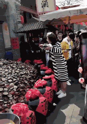 人们豪气喝完一碗酒,然后在堆积如山的破瓷堆上一摔,寓意“碎碎平安”。