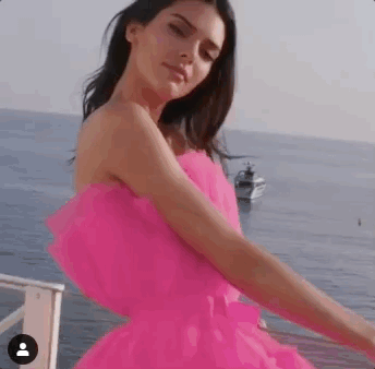 Kendall Jenner身着:Giambattista Valli xH&M
