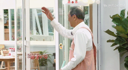 老人们认真地做着每一件事,也真诚地对待着每一个人。