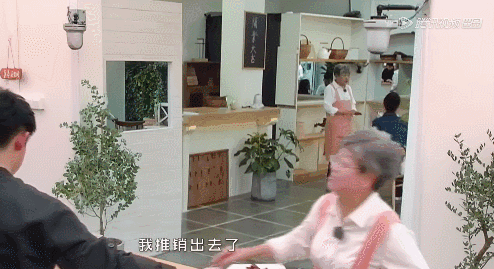 因为自责,奶奶鼓起勇气,将油泼面推销了出去,这才算松了一口气。