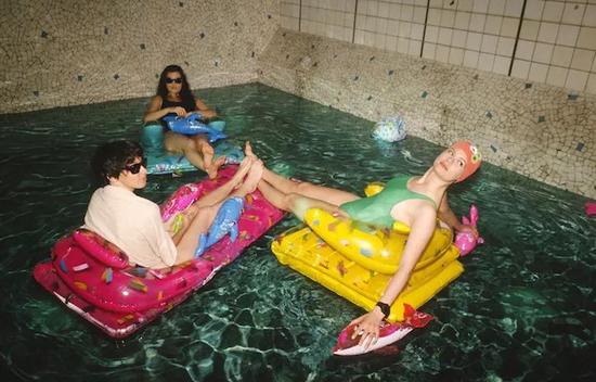 1990年Les Bains里的泳池派对。© Foc Kan