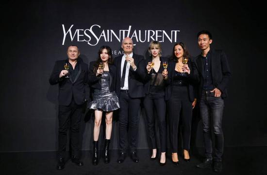 (从左至右: Tom PECHEUX、金泫雅、Stephan BEZY、 Edie CAMPBELL、Joelle SAADIA,邢夏淳先生)