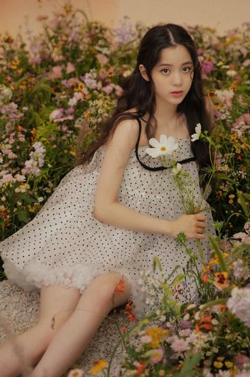 图二:欧阳娜娜这份清新自然的个性与法国娇兰花草水语系列的自然香氛印记如出一辙