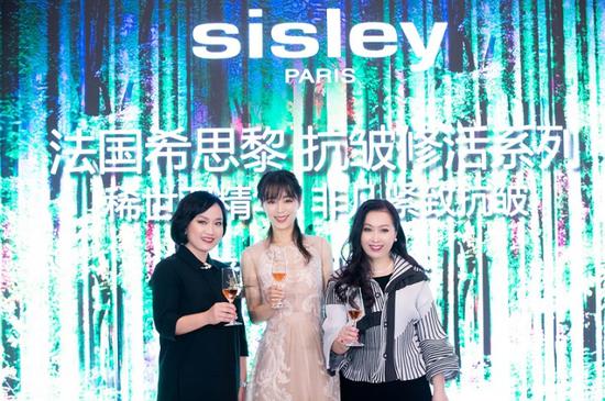 （右一）Sisley法国希思黎中国总经理彭嘉颖 　　（右二）Sisley法国希思黎首位奢华线形象大使张静初 　　（左一）Sisley法国希思黎中国培训总监金莉