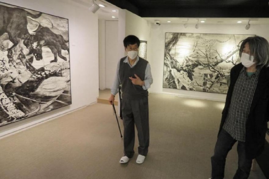 　　日本艺术评论家千叶成夫和江屹在展厅对谈 Chiba Shigeo Japanese art critics cnversation with Jiang Yi