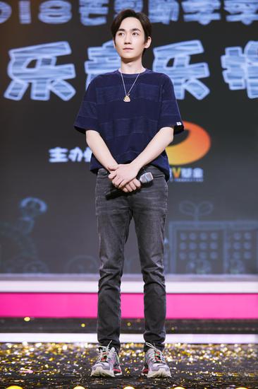 不用去巴黎排队就能get朱一龙秦岚同款老爹鞋